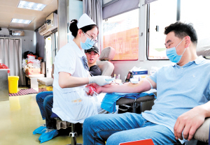 市民参与无偿献血。 记者黄晓松摄